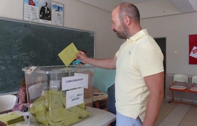 (özel Haber) Bergüzar Korel İle Halit Ergenç Çifti Sandık Başında