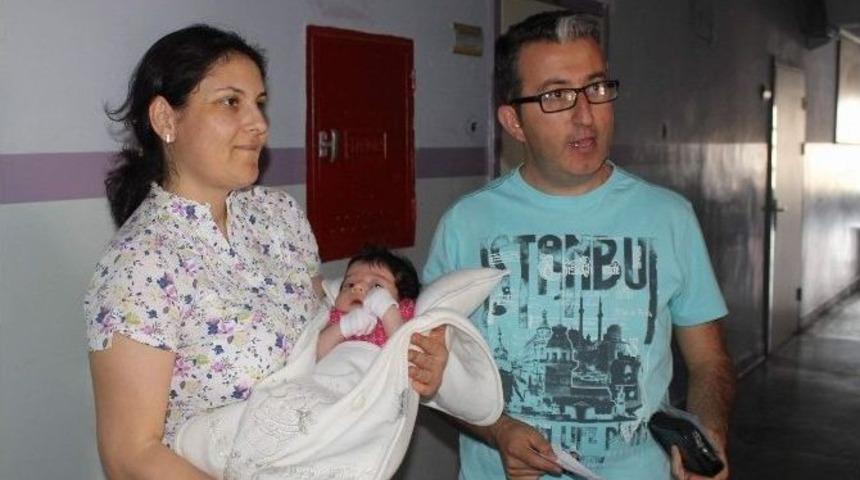 Bebeğin Kırkı Oy Kullanırken &Ccedil;ıktı