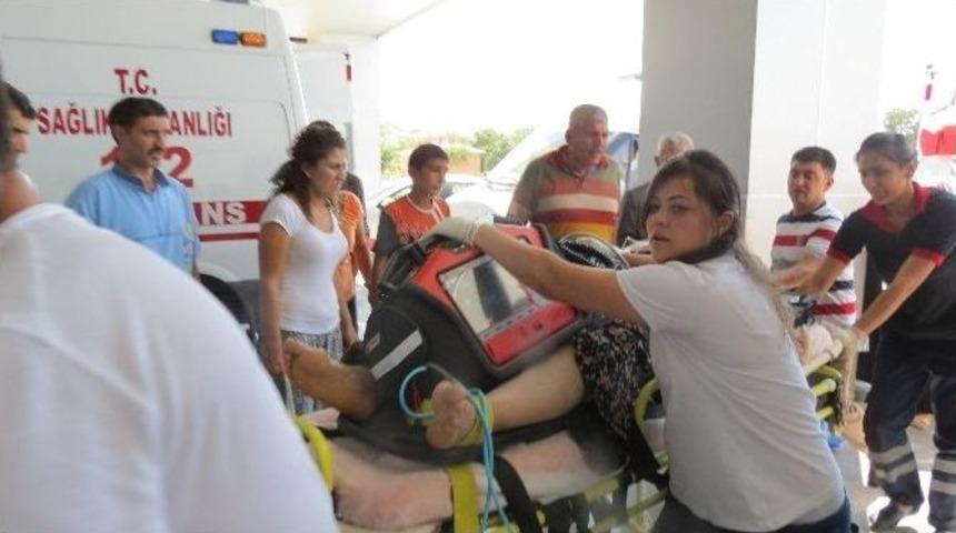 Otomobil Y&uuml;k Trenine &Ccedil;arptı: 3 Yaralı