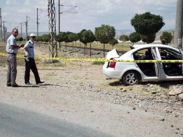 Otomobil Yük Trenine Çarptı: 3 Yaralı