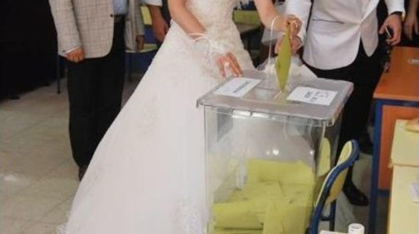 &Ccedil;i&ccedil;eği Burnunda &Ccedil;ift, D&uuml;ğ&uuml;nden &Ouml;nce Oylarını Kullandı