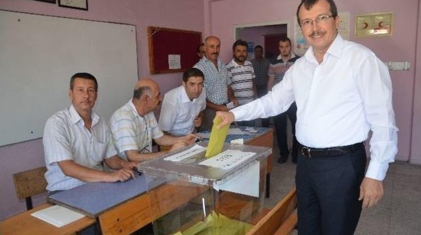 Akhisar'da Siyasiler Oylarını Kullandı