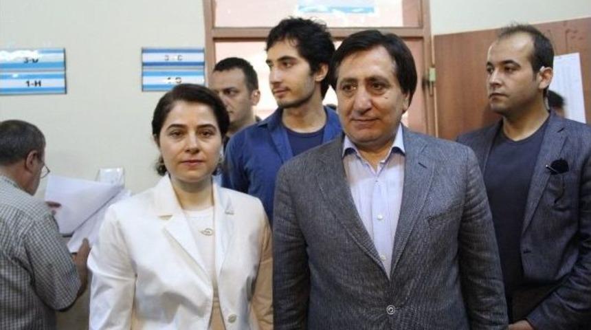 Şanlıurfa Valisi Ve B&uuml;y&uuml;kşehir Belediye Başkanı Oylarını Kullandı