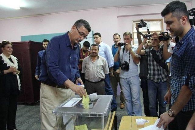 Şanlıurfa Valisi Ve Büyükşehir Belediye Başkanı Oylarını Kullandı