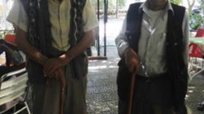 Yaşlılar Bastonlarıyla Sandığa Koştu