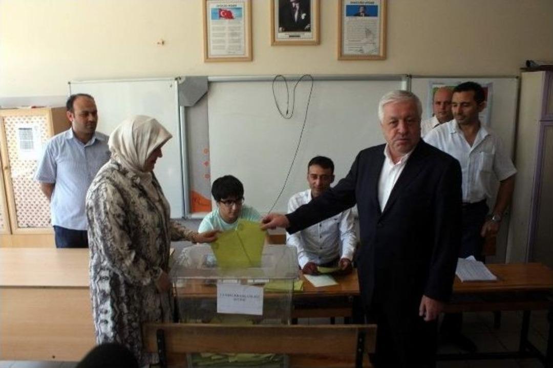 Başkan Şahin Ve Milletvekilleri Oylarını Kullandı