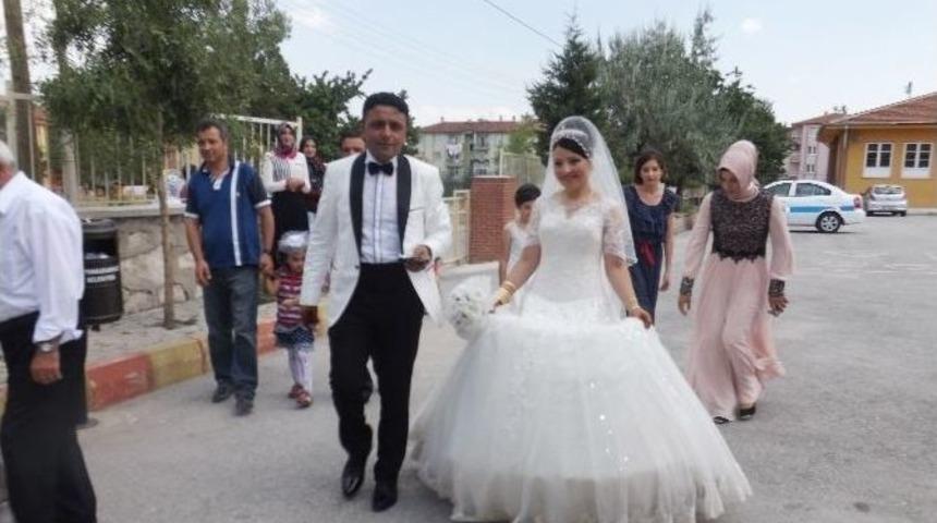 Evlenecek &Ccedil;ift, Oy Kullanmaya Gelinlik Ve Damatlıkla Gitti