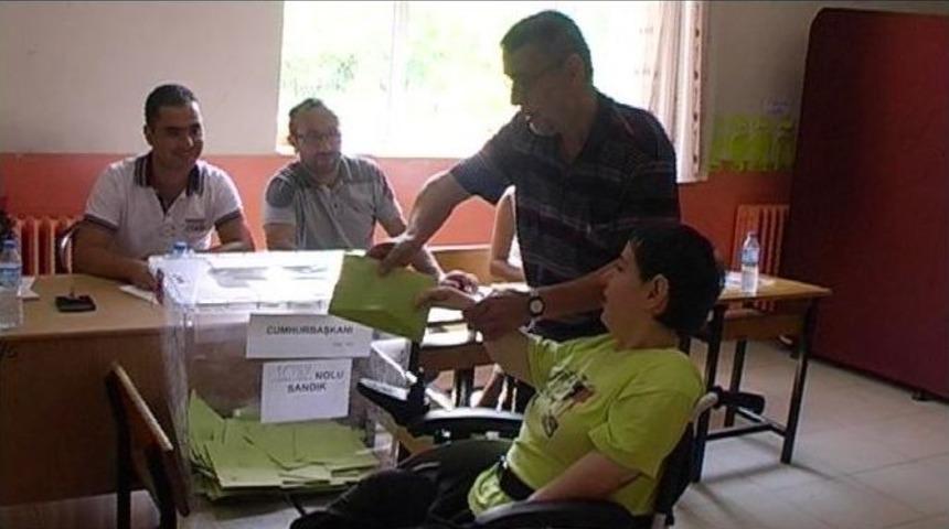 20 Yaşındaki Engelli Sedef Babasının Yardımıyla Oyunu Kullandı