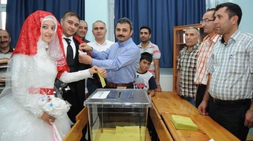 Sandık Başına Giden Gelin-damada Başkan&rsquo;dan 200 Tl