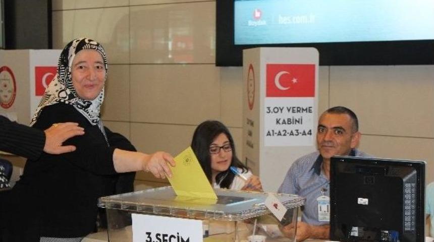 Gurbet&ccedil;iler Havalimanında Oy Kullandı
