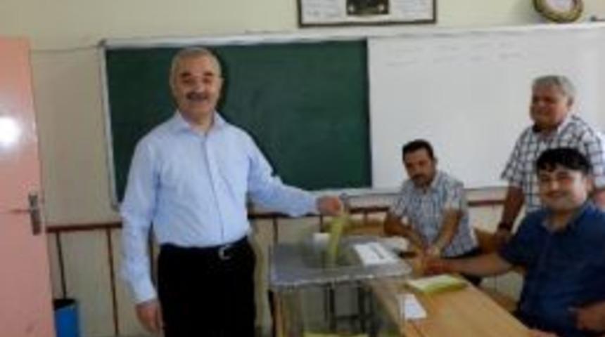 Başkan Karataş İmam Hatip Lisesinde Oy Kullandı