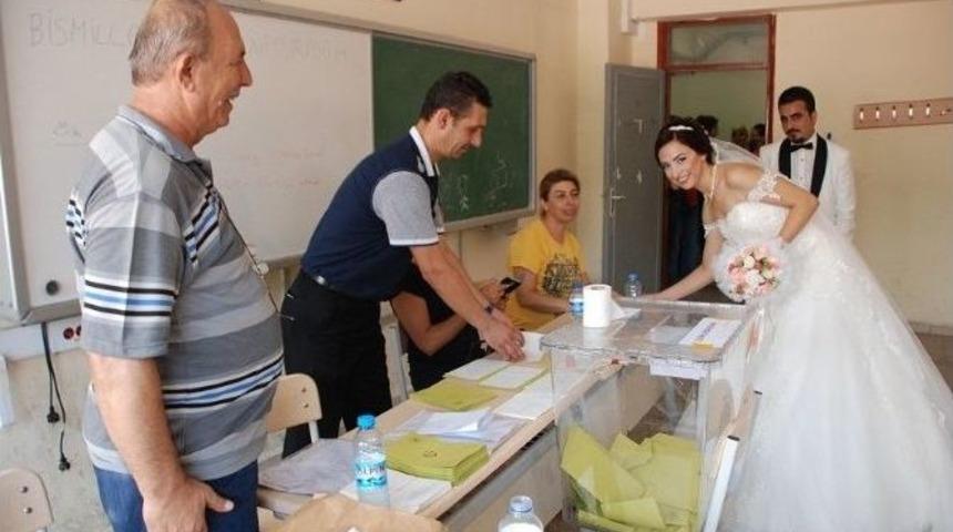 İskenderun&rsquo;da Damat D&uuml;ğ&uuml;n &Ouml;ncesi Geline Oy Kullandırdı