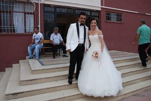 İskenderun’da Damat Düğün Öncesi Geline Oy Kullandırdı