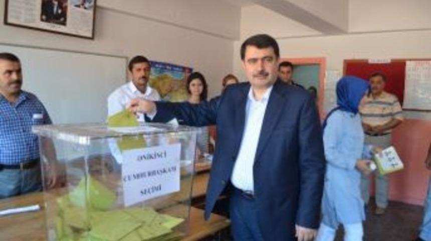 Vali Şahin, Ailesiyle Birlikte Oy Kullandı