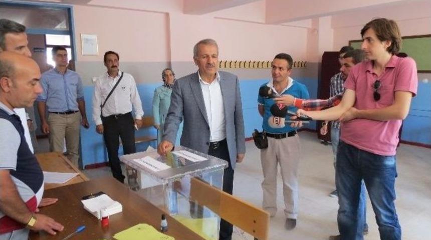 Şahin Ve T&uuml;fenk&ccedil;i Aynı Okulda Oy Kullandı