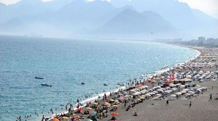 Antalya&rsquo;da Oyunu Kullanan Denize Koştu