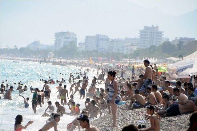 Antalya’da Oyunu Kullanan Denize Koştu