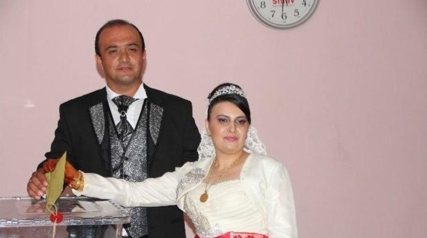 Gelinlik Ve Damatlıkla Oy Verdiler