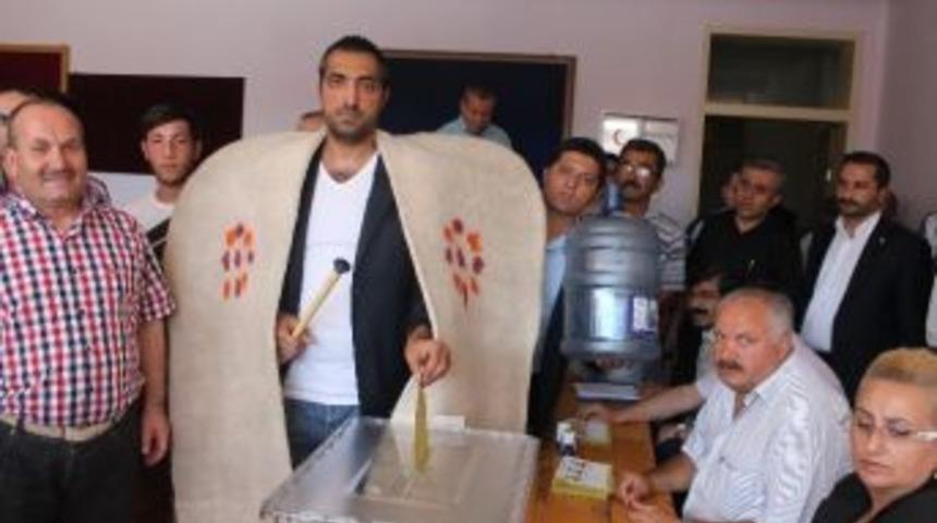 Oyunu, &Ccedil;oban Kıyafeti "kepenek" Giyerek Kullandı