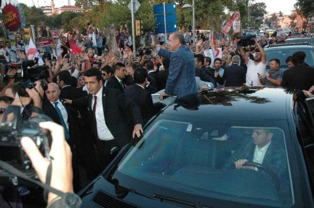 Evinden &Ccedil;ıkan Erdoğan Halkı Selamladı