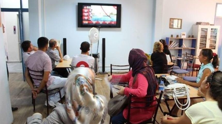 &Ccedil;anakkale'de Ak Partililer Sonu&ccedil;ları Sevin&ccedil;le Karşıladı