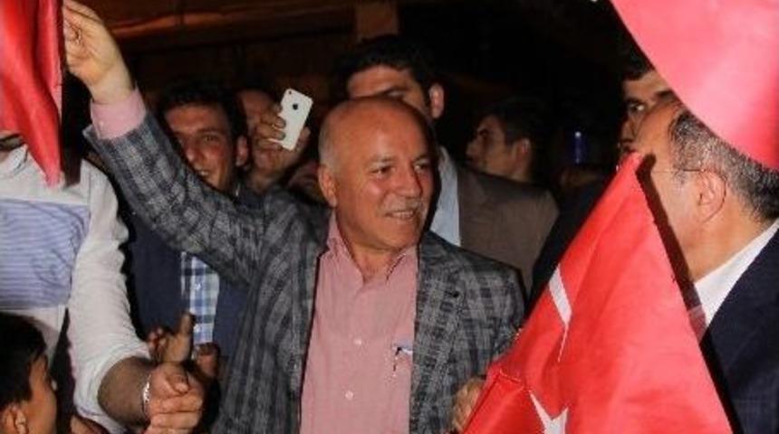 Başbakan Erdoğan&rsquo;ın Cumhurbaşkanı Se&ccedil;ilmesi Erzurum&rsquo;da Davul Zurnayla Kutlandı