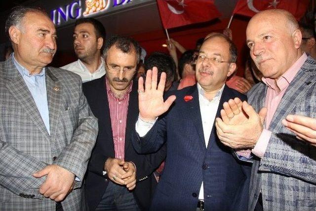 Başbakan Erdoğan’ın Cumhurbaşkanı Seçilmesi Erzurum’da Davul Zurnayla Kutlandı