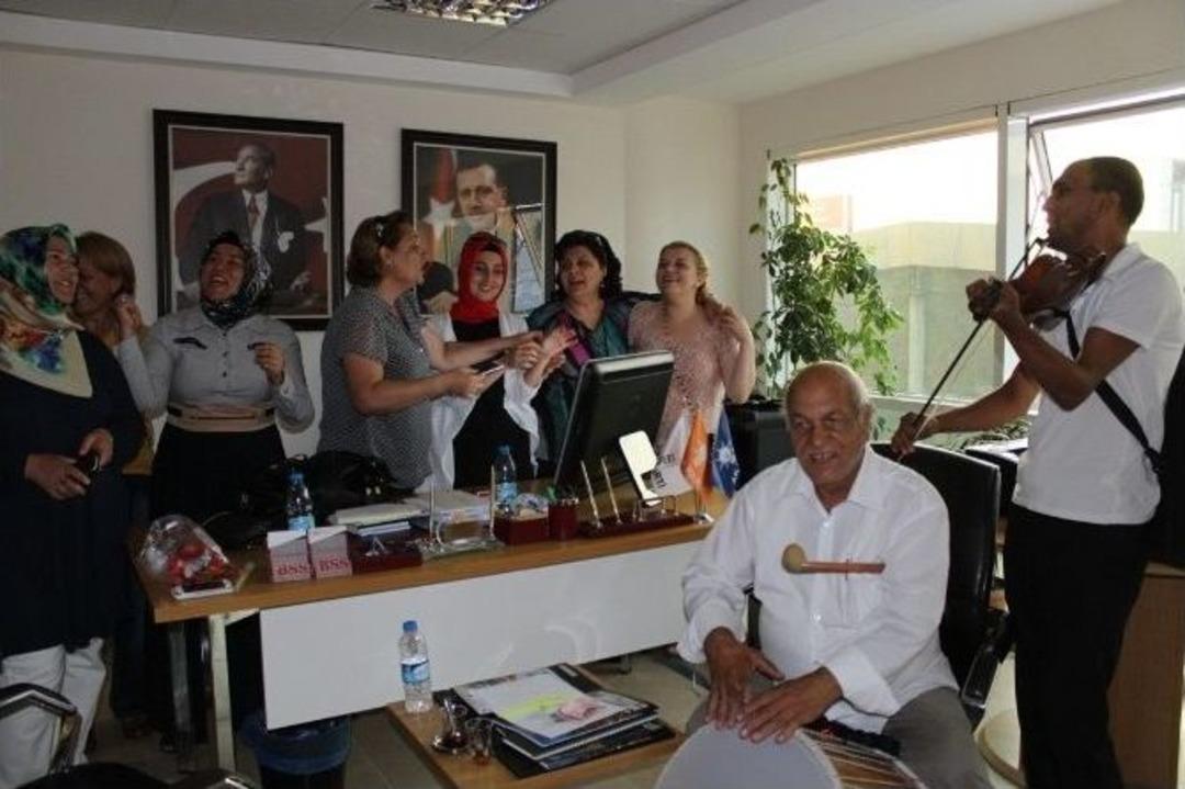 İzmir&rsquo;de Kemanlı Davullu Se&ccedil;im Kutlaması