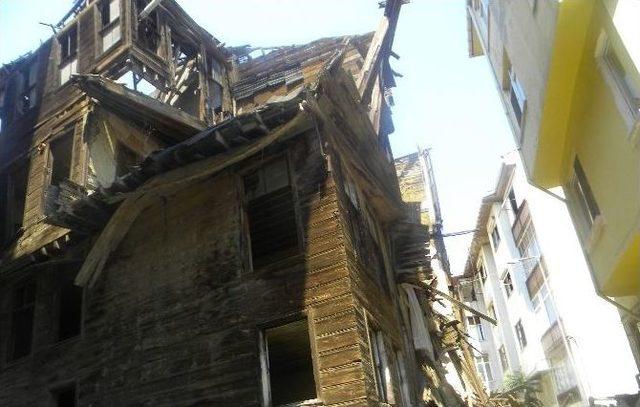 Anıtlar Kurulu’na Ait Tarihi Binanın Bir Kısmı Çöktü