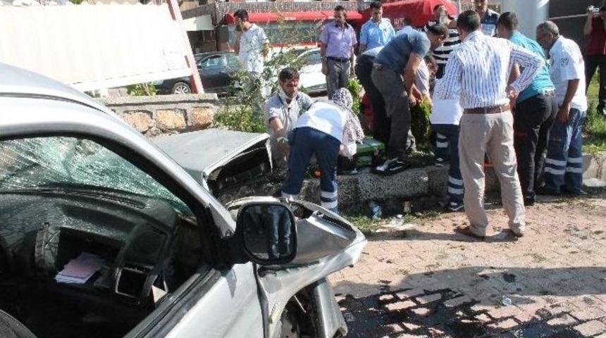 İş&ccedil;ileri Taşıyan Ara&ccedil; Kaza Yaptı, 8 Kişi Yaralandı