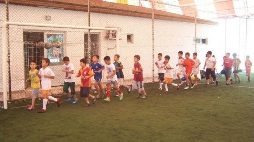 Korkuteli'nde Futbol Okuluna Yoğun İlgi