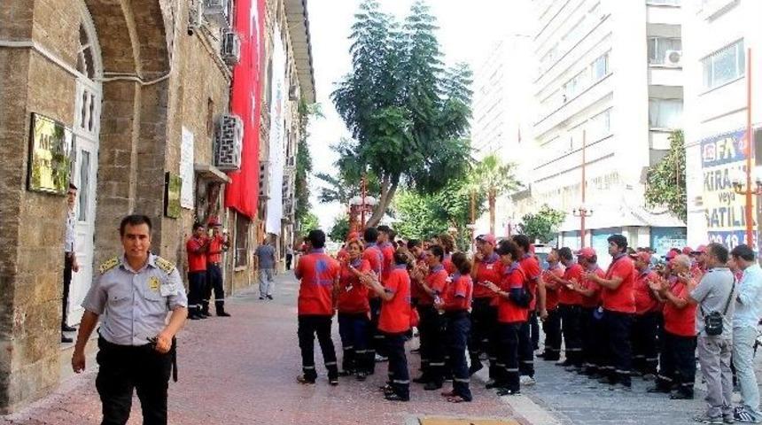 Parkomat &Ccedil;alışanları B&uuml;y&uuml;kşehir Belediyesi'ne Y&uuml;r&uuml;d&uuml;