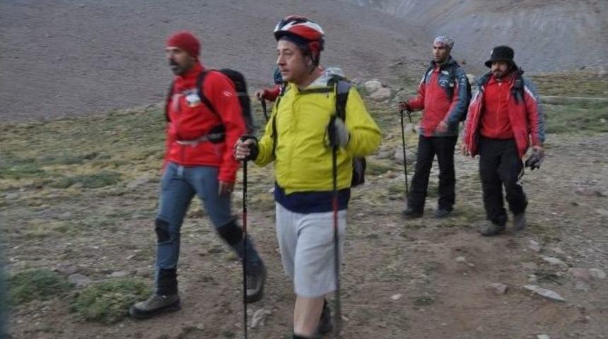 (&ouml;zel Haber) Acemi Dağcıyı Zirveden Kurtarma Ekipleri İndirdi
