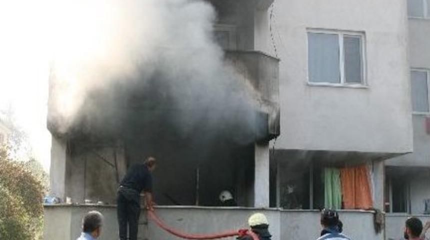 Evde Yangın: 1 &Ouml;l&uuml;, 1 Yaralı