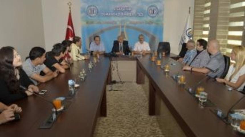 Yabancı Uyruklu &Ouml;ğrencilerden Rekt&ouml;r G&ouml;nen&rsquo;e Bayram Ziyareti