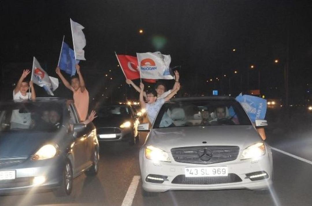 Boz&uuml;y&uuml;k&rsquo;te Coşkulu Kutlama