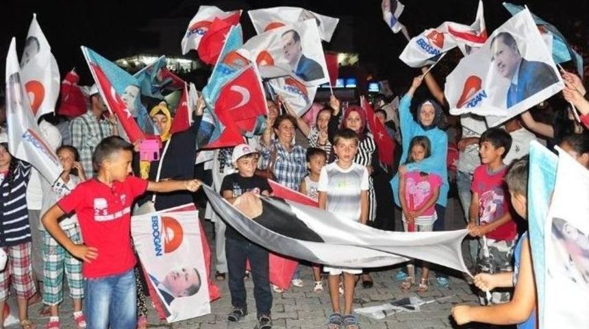 Lapseki'de Se&ccedil;im Kutlamaları