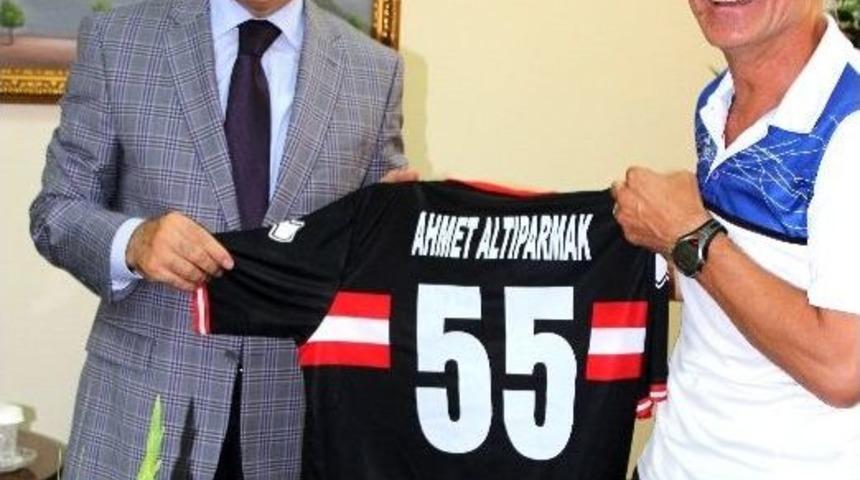 Vali Altıparmak&rsquo;a Samsunspor Forması