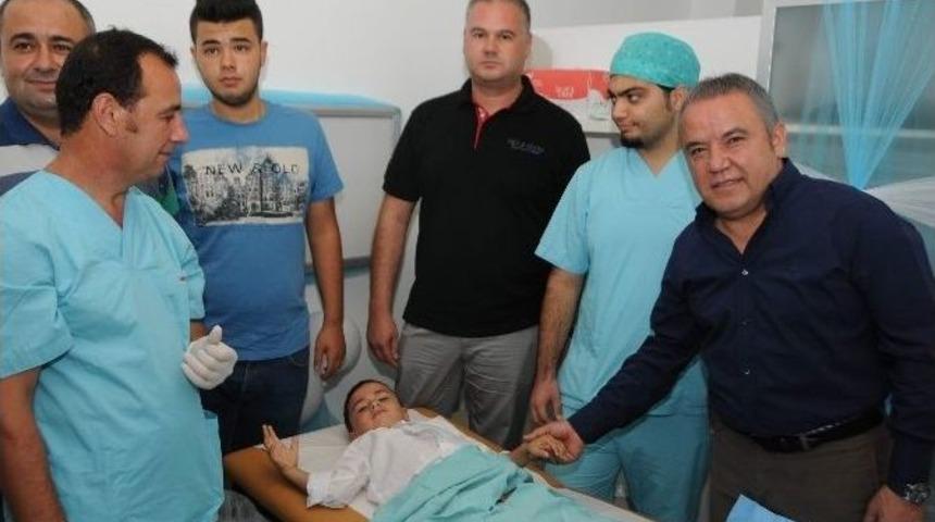 Belediye Başkanı B&ouml;cek 86 &Ccedil;ocuğun Kirvesi Oldu