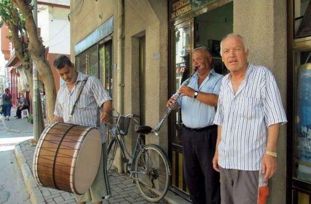 Edremitli Terzi, Erdoğan'ın Zaferini Davul Zurnayla Kutladı