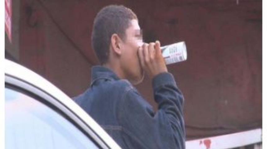 &Ccedil;akmak Gazı &Ccedil;eken &Ccedil;ocuk Polisi G&ouml;r&uuml;nce Ka&ccedil;tı