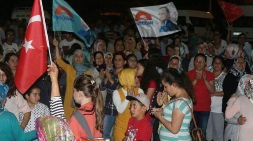 G&ouml;rdes'te, Erdoğan'ın Zaferi Kutlandı