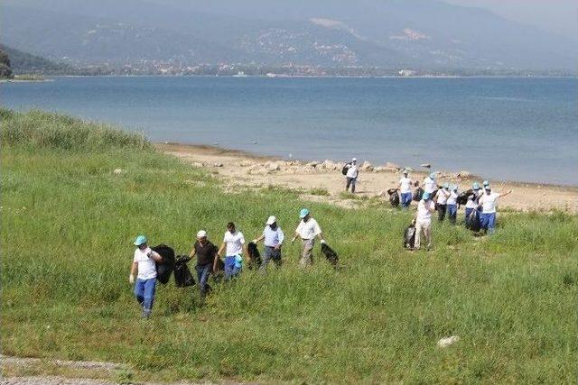 Sapanca Gölü Çevresinden 12 Kamyon Çöp Toplandı