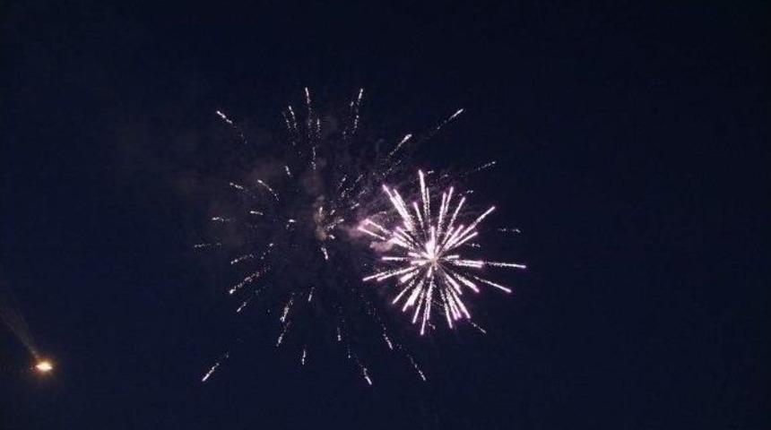 Erdoğan&rsquo;ın Cumhurbaşkanı Se&ccedil;ilmesine Havai Fişekli Kutlama