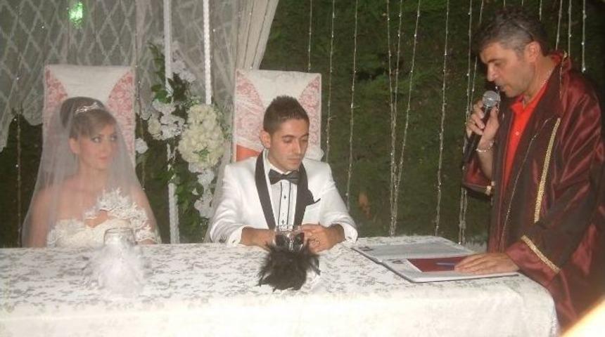 Edremitli Gazetecinin Mutlu G&uuml;n&uuml;