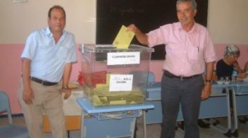 Burhaniyeliler 141 Sandıkta Oy Kullandı