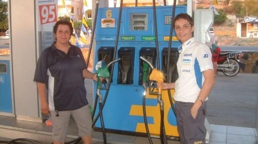 Benzinlik&ccedil;i Kız Kardeşler Dikkat &Ccedil;ekiyor