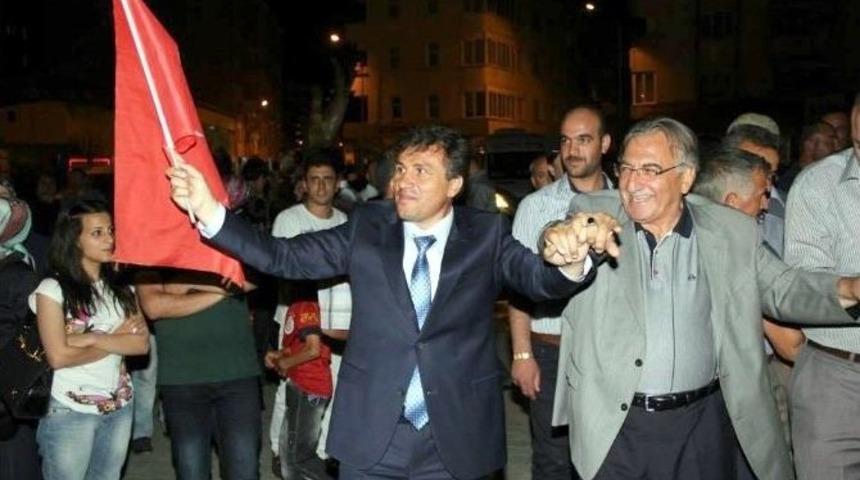 Oltulular, Se&ccedil;im Zaferini Halaylarla Kutladı