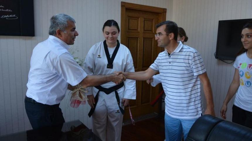 Başarılı Sporcular Kaymakam Atmaca'yı Ziyaret Etti