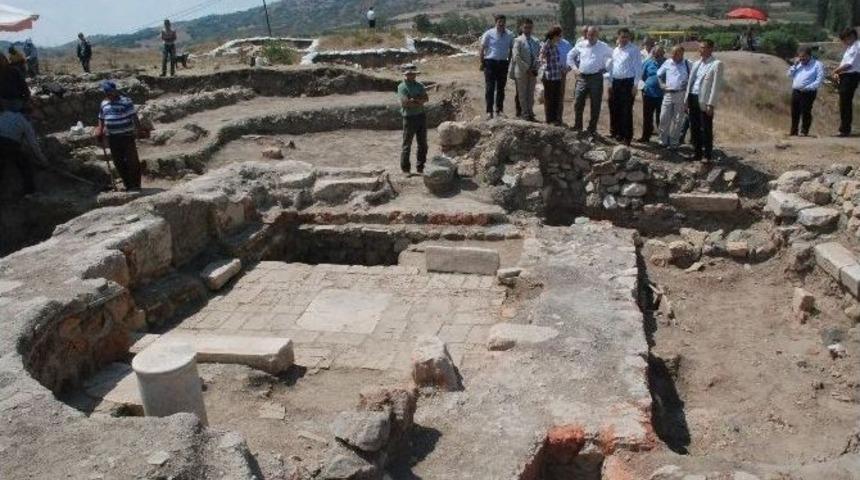 Valinin Dili S&uuml;r&ccedil;t&uuml;, &ldquo;ekber&rdquo; Yerine &ldquo;ekmeleddin&rdquo; Dedi